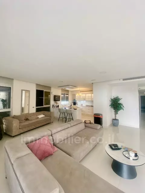Apartment 4 rooms Netanya Nat 600 342-IBL-6810