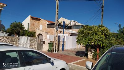 עם מרפסת,שקטה,ברחוב שקט,קרוב לים,עם נוף לים,נעימה,מרווחת,מרוהט קומפלט,גינה גדולה,תקרה גבוהה,משופץ