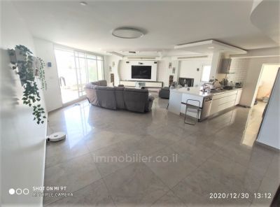 עם מרפסת,שקטה,בבניין יוקרה,מושקעת,במרכז,מיקום מצויין,מציאה,לא להחמיץ!,נעימה,מסודרת,מוארת,מרווחת,יפה,מציאה,כיווינם טובים,מפוארת,משופץ,פרוייקט איכותי