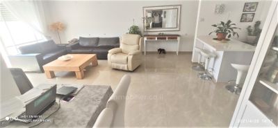 עם מרפסת,בבניין יוקרה,מושקעת,מיקום מצויין,מציאה,קומה גבוהה עם נוף,קרוב לים,עם נוף לים,לא להחמיץ!,נעימה,מסודרת,מוארת,מרווחת,כיווינם טובים,משופץ