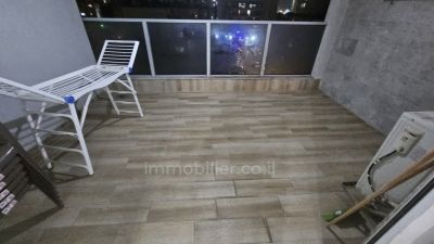 Appartement avec balcon et mamad.