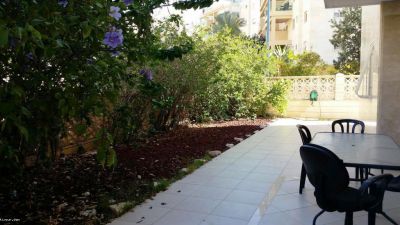 דירה בבניין יוקרה,מיקום מצויין,לא להחמיץ!,גינה גדולה,דירה מפוארת