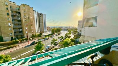 For rent, a 5-room apartment on Kinneret Street 2, in a low-rise building (4 floors) with only 2 apartments per floor.