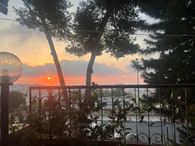 In vendita – Spazioso appartamento con terrazza Sukkah, giardino, parcheggio privato e ripostiglio