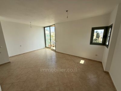 Apartamento de 3 assoalhadas localizado no bairro Ben Gurion, estacionamento, elevador, edifício recente