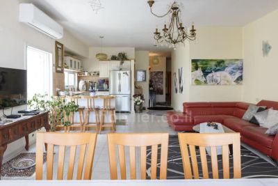 5-room apartment with potential for renovation, parking, located between Basel and Boulevard Bengourin