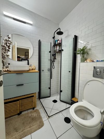 ideal avec terrasse et balcon immeuble bahauss  belle hauteur de plafond 3.25 m