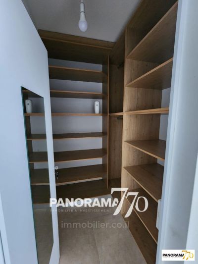 בבניין חדש,חדשה,מפוארת