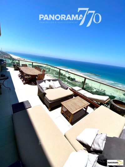 con terraza,excelente estado,Balcón con vista al mar