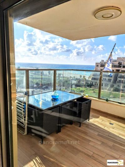 Varanda de frente para o mar,em um imóvel novo