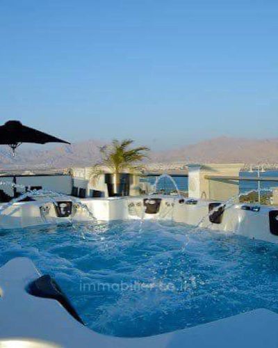 לא להחמיץ!,נעימה,במרכז,עם מרפסת,מרפסת עם נוף לים,יפה,מסודרת,מיקום מצויין,מציאה,כיווינם טובים,שקטה,מוארת,ברחוב שקט,בבניין יוקרה,במצב טוב,במקום שקט,מרוהט קומפלט,קומה גבוהה עם נוף,גדולה,סטנדרטים גבוהים,מושקעת,דירת יוקרה,מפוארת,מיני-פנטאוז,קרוב לים,פרוייקט איכותי,מרווחת,עם נוף לים