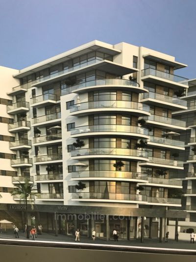 עם מרפסת,בבניין יוקרה,מושקעת,מרפסת עם נוף לים,מיקום מצויין,קומה גבוהה עם נוף,גדולה,סטנדרטים גבוהים,דירת יוקרה,עם נוף לים,לא להחמיץ!,נעימה,מסודרת,בבניין חדש,חדשה,מרווחת,יפה,תקרה גבוהה,מפוארת,פרוייקט איכותי