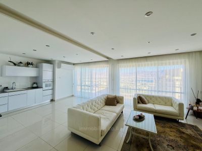 With not missing!,Pleasant apartment,in center,with terrace,Balcony on the sea,Beautiful apartment,Well arranged,Good site ,Good bargain,Good occasion ,Good orientations,Calm,Clear,In street calm ,In good condition,Calm place ,Stage high with sight ,Large,Mini penthouse,Renovated,Sight on the sea