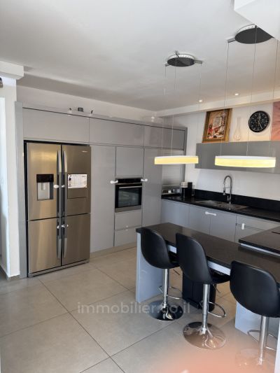 ÁTICO DE 5 HABITACIONES EN VENTA CON VISTAS PANORÁMICAS, TODAS LAS COMODIDADES CON ARMARIOS EMPOTRADOS Y UNA HERMOSA COCINA CON ISLA CENTRAL. Ubicado en el corazón de la zona hotelera, en un complejo con piscina e instalaciones deportivas, a un paso del centro comercial ICEpark Canyon y a 5 minutos de la playa y el paseo marítimo. Ideal para clientes exigentes.