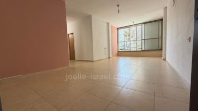 À vendre : appartement de 3 pièces au centre de Netanya – à l’aube d’un projet TAMA 38 qui démarre dans les prochains jours.
L’appartement deviendra un 4 pièces avec une chambre sécurisée (Mamad), une grande terrasse ensoleillée et un ascenseur.

Empla