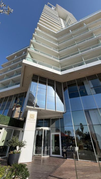 immeuble prestigieux au pied du kikar : MIGDAL DAVID - BRIGA face a la mer Au prix de 6.300.000 M de shekels Un 4 pièces de 160m2 +24m2 terrasse pleine vue mer  Vaad : 1585 nis par mois200 nis par mois pour accès à tout , salle de sport, gardi