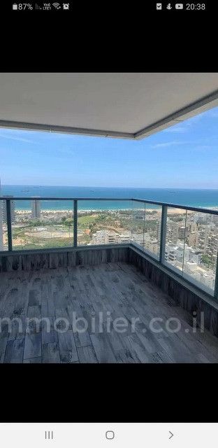 עם מרפסת,בבניין יוקרה,במרכז,מיקום מצויין,קומה גבוהה עם נוף,דירת יוקרה,קרוב לים,עם נוף לים,מרווחת,יפה,מפוארת