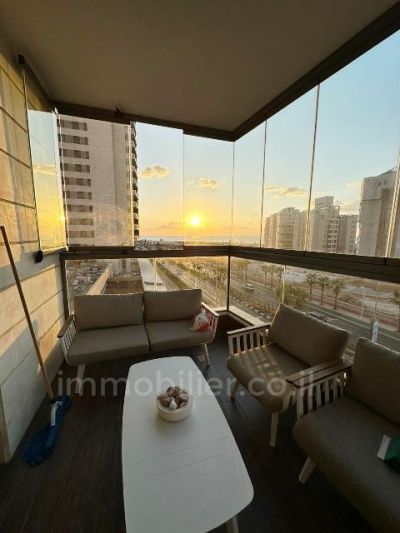 עם מרפסת,בבניין יוקרה,מיקום מצויין,גדולה,דירת יוקרה,קרוב לים,עם נוף לים,מרווחת,יפה,מפוארת