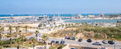 לא להחמיץ!,במרכז,עם מרפסת,יפה,מסודרת,בבניין יוקרה,דירת יוקרה,קרוב לים,מרווחת,עם נוף לים