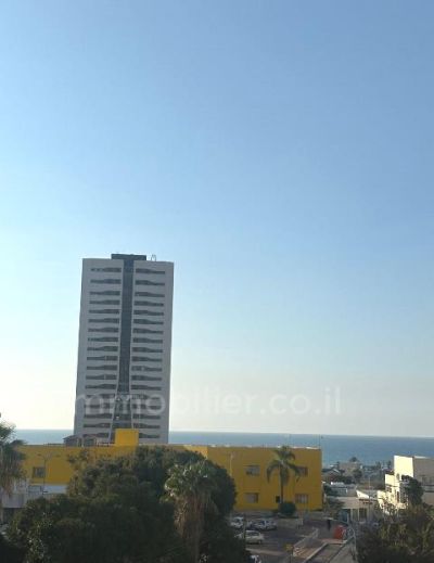 לא להחמיץ!,נעימה,במרכז,עם מרפסת,יפה,מסודרת,מיקום מצויין,מוארת,מושקעת,קרוב לים,עם נוף לים