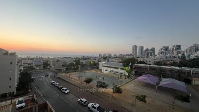 A ne pas manquer !,Avec terrasse,Bel appartement,Bien agencé,Bon emplacement,Grand,spacieux,Vue sur la mer