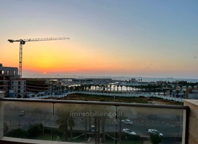 with terrace,Well arranged,Good site ,in a beautiful building, Near to the sea,Roomy,Sight on the sea