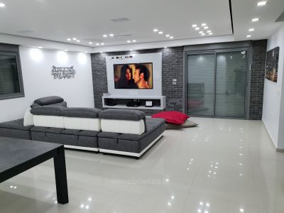 לא להחמיץ!,נעימה,יפה,מסודרת,מיקום מצויין,בבניין יוקרה,גדולה,גינה גדולה,מושקעת,מרווחת