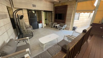 לא להחמיץ!,יפה,מסודרת,מיקום מצויין,בבניין יוקרה,במקום שקט,גדולה,קרוב לים,מרווחת,עם נוף לים