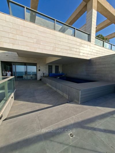 al centro,con terrazza,Bellissimo appartamento,ben arredato,Buona posizione,in un bellissimo edificio,in un nuovo edificio,grande,Di alto standing,di lusso,Magnifico,Progetto di qualità,spazioso,Vista mare