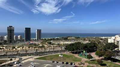 Central,com terraço,Boa localização,Em bom estado,Vista para o mar