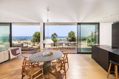 עם מרפסת,יפה,מסודרת,מיקום מצויין,בבניין יוקרה,גדולה,מפוארת,מרווחת,עם נוף לים