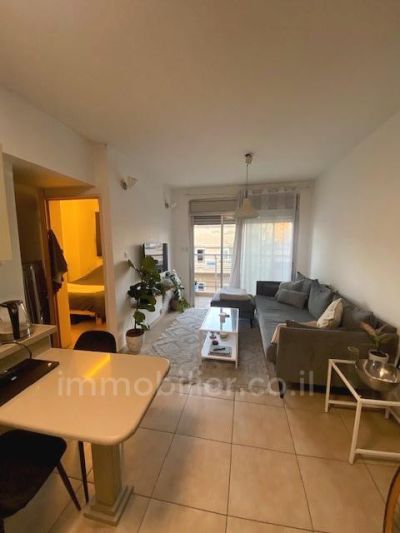 לא להחמיץ!,במרכז,עם מרפסת,מסודרת,מיקום מצויין,מציאה,מציאה