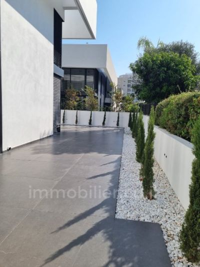 With not missing!,Pleasant apartment,Well arranged,Good site ,Clear,In street calm ,Large,Large garden,Invested,Luxurious,Splendid,New,Roomy