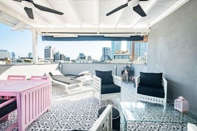 עם מרפסת,יפה,מסודרת,מיקום מצויין,בבניין יוקרה,מושקעת,קרוב לים,מרווחת