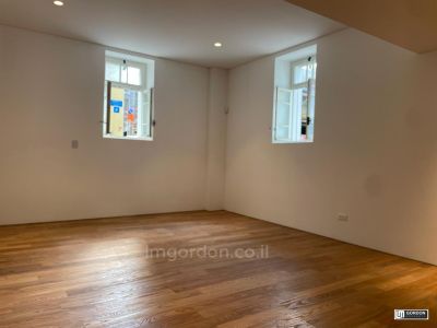 שקטה,בבניין יוקרה,סטנדרטים גבוהים,לא להחמיץ!,חדשה,תקרה גבוהה