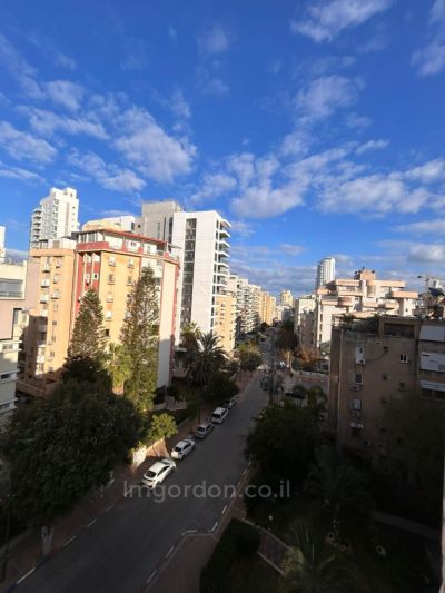 Very spacious apartment, a stone's throw from Kikar and the beach