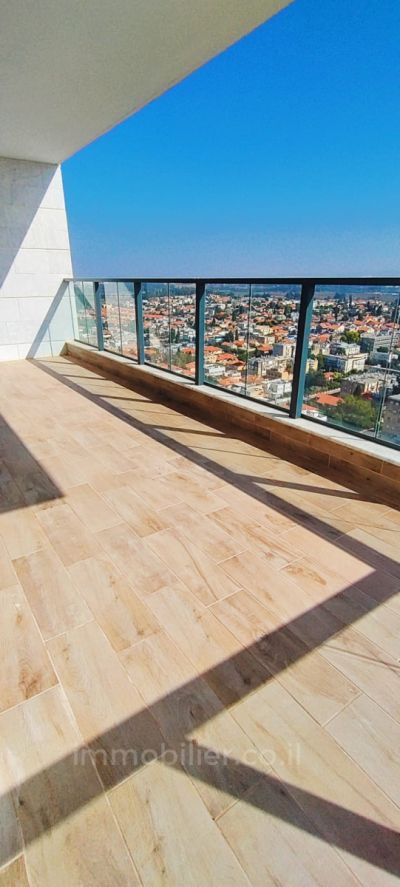 Magnifique appartement neuf de 5 pieces avec grande terrasse en plein centre de Hadera