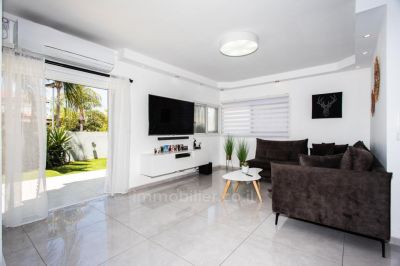 Rare opportunity in a great neighborhood !