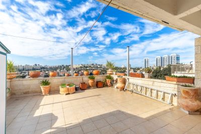 House in Kiryat Yovel With An Open View