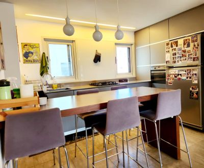 שניה מדיזינגוף סנטר וקרוב לים