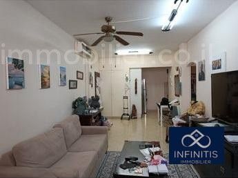 в центре,приятный,со всеми удобствами