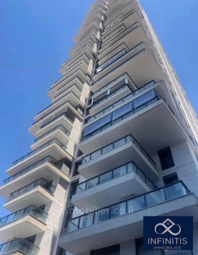 עם מרפסת,במרכז,מיקום מצויין,קומה גבוהה עם נוף,עם נוף לים,בבניין חדש,מפוארת