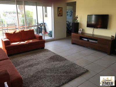 com terraço,calmo,Central,Boa localização,Boa oportunidade,Em uma rua tranquila,Lugar quieto,agradável,bem equipado,claro,espaçoso,Lindo apartamento,Bom negócio,Boa orientação solar,Em bom estado