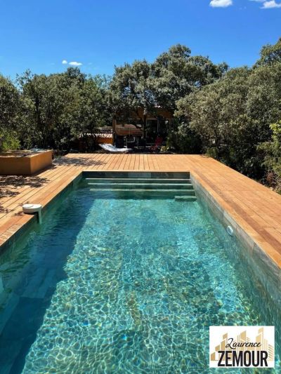 שקטה,מושקעת,במרכז,מיקום מצויין,במקום שקט,גדולה,סטנדרטים גבוהים,דירת יוקרה,מרווחת,כיווינם טובים,גינה גדולה,מפוארת