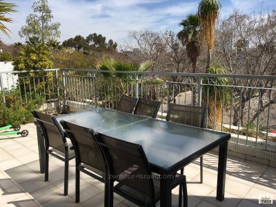 עם מרפסת,ברחוב שקט,גדולה,יפה,במצב טוב