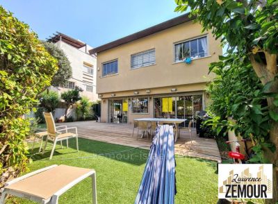 calmo,Central,Boa localização,Boa oportunidade,Em uma rua tranquila,Lugar quieto,Bairro religioso,agradável,bem equipado,claro,espaçoso,Bom negócio,Boa orientação solar,Em bom estado,Jardim grande,Tetos altos,Reformado