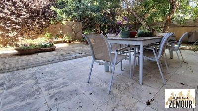 agradable,En una calle tranquila,Jardín grande