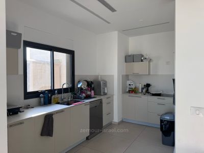 במרכז,יפה,קומה גבוהה עם נוף