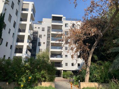 במרכז,יפה,בבניין יוקרה,גדולה,פרוייקט איכותי