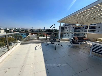 приятный,в центре,с террасой,Большой